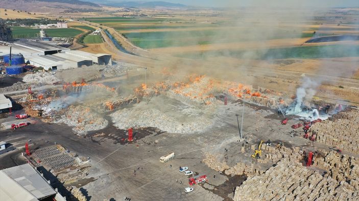 Kahramanmaraş'ta yangın paniği! Geri dönüşüm fabrikası alevlere teslim oldu