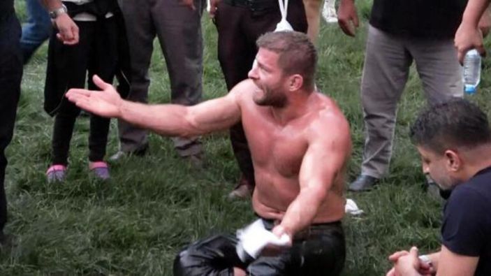 Başpehlivan İsmail Balaban, hayranıyla tartıştı