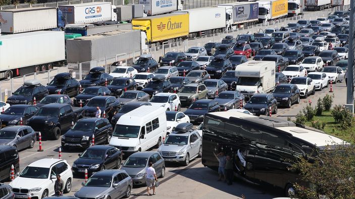 Gurbetçilerin hüzünlü dönüş yolculukları devam ediyor: 'Buruk şekilde Türkiye'den ayrılıyoruz'