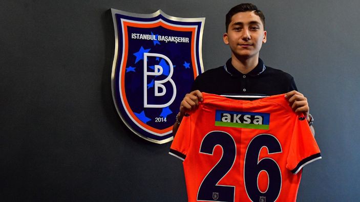 Emirhan İlkhan resmen Başakşehir'de