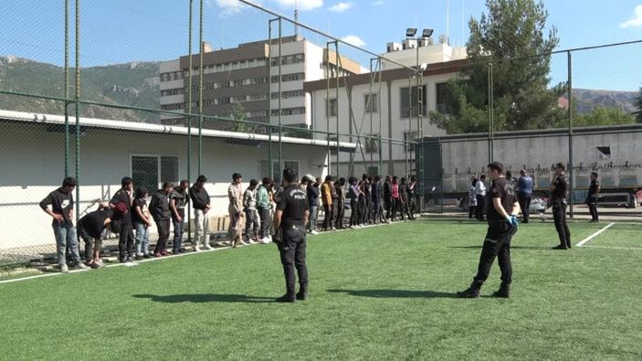 Amasya'da tır dorsesinde yurda girdiği belirlenen 39 düzensiz göçmen yakalandı