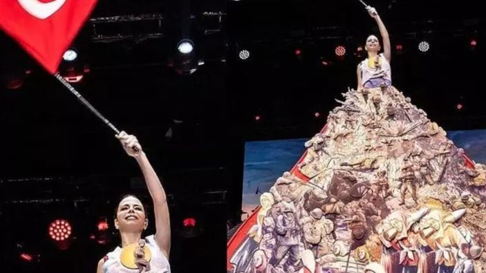 Simge Sağın, 30 Ağustos kostümü