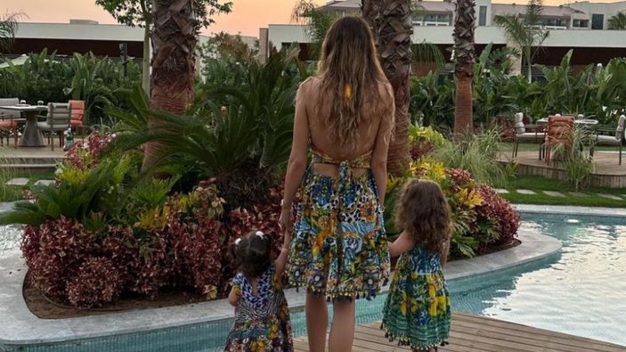 Sinem Kobal kızlarıyla poz verdi