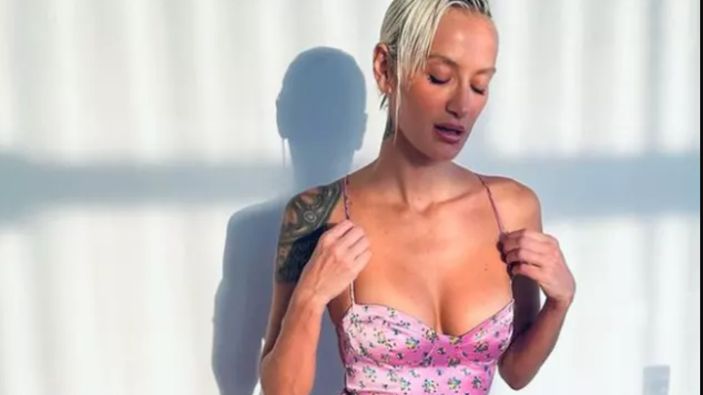 Didem Soydan sokakta bikinisini düzeltti