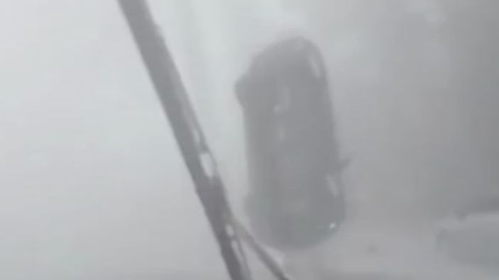 ABD'de kas�rga seyir halindeki araca takla att�rd�