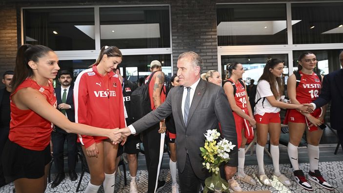 Osman Aşkın Bak'tan Filenin Sultanları'na moral ziyareti