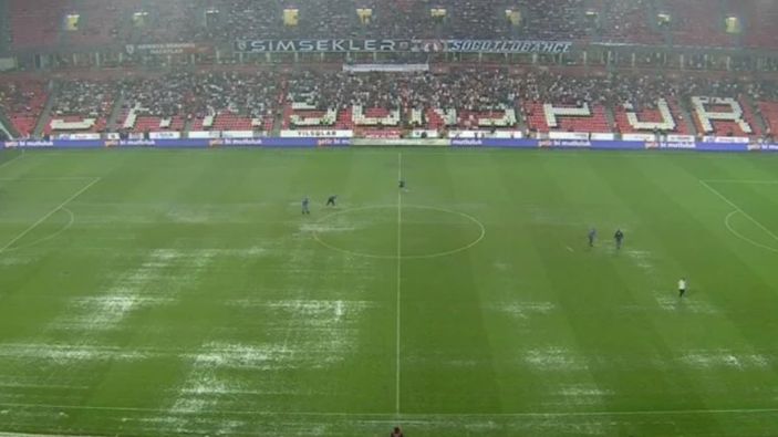 Samsunspor - İstanbulspor maçı yoğun yağış nedeniyle durdu