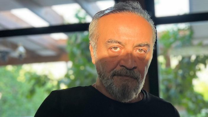 Yılmaz Erdoğan sokak sanatçısına sazlı sözlü eşlik etti