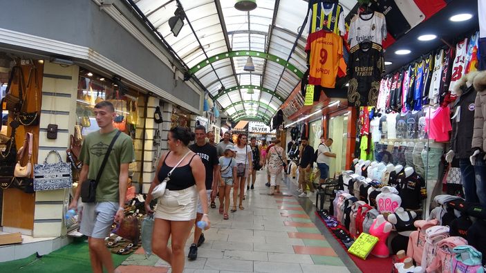 Marmaris'te sağanak yerini güneşe bıraktı! Turistler alışverişe akın etti...