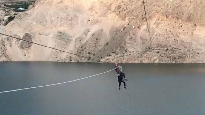 Artvin'de Yusufeli Belediye Başkanı zipline yaparken mahsur kaldı