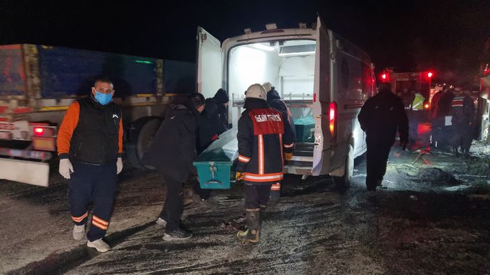 Mersin'de askeri personel taşıyan otobüs, tıra çarptı: 3 ölü, 20 yaralı