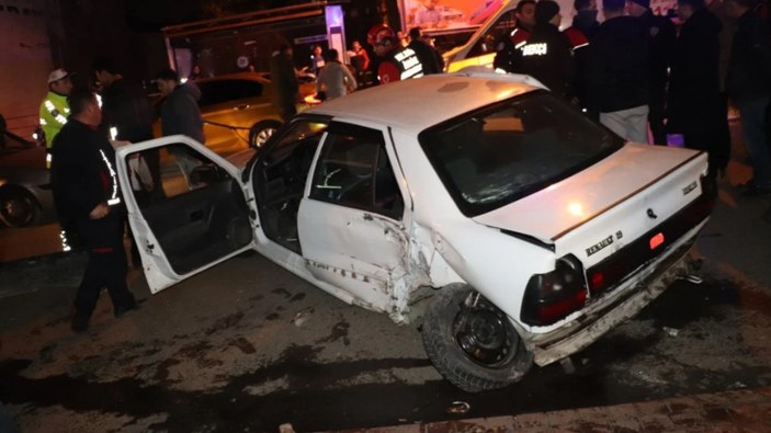 Zonguldak'ta kaza yapan otomobil durakta bekleyen çifte çarptı