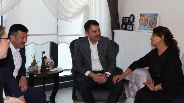 Murat Kurum İzmir Bayraklı'da depremzede Hatice Baltrak'ı evinde ziyaret etti