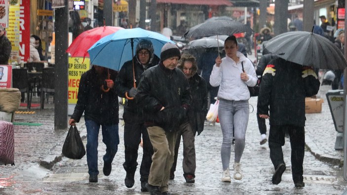 Edirne'de vatandaşlar yağmura hazırlıksız yakalandı