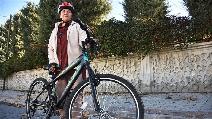 Konya'da emekli öğretmen, 67 yaşında bisiklet sürmeyi öğrendi