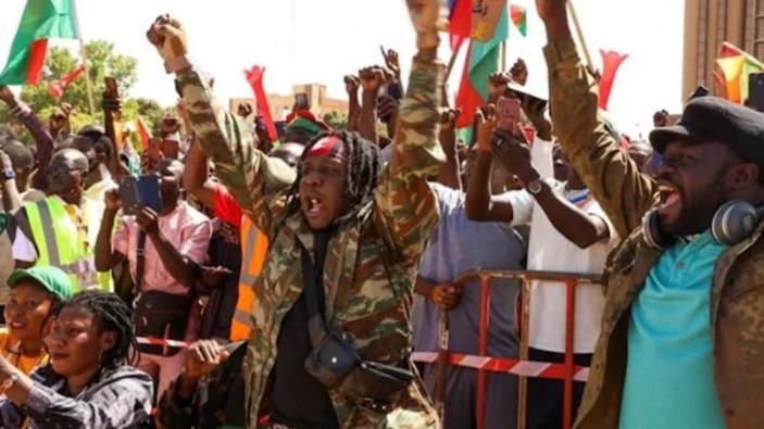Burkina Faso, Fransız askerlerinin ülkeden ayrılmasını istedi
