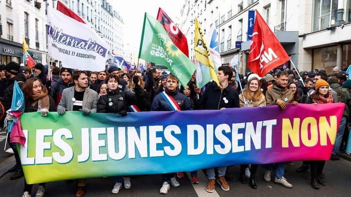 Fransa'da gençler, emeklilik reformuna karşı sokaklara çıktı