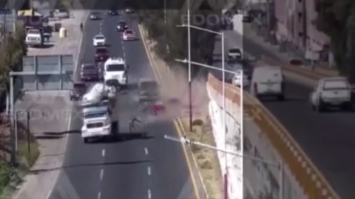 Meksika'da kaza yapan kamyonun kasasındaki işçiler yola düştü
