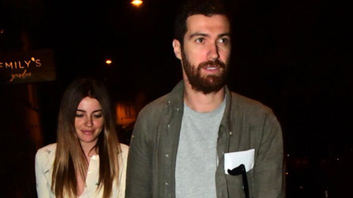 Oğulcan Engin, Ezgi Eyüboğlu'nu güle boğdu