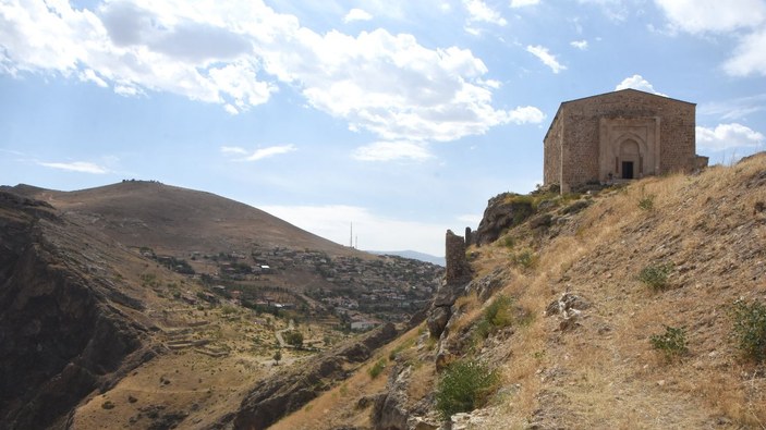 Sivas Divriği'de uçurum kıyısındaki 840 yıllık camiye gitmek için dağa tırmanıyorlar