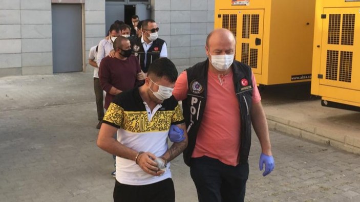 Samsun'da uyuşturucu operasyonunda gözaltına alınan şahıs, maskeyle yüzünü kapattı