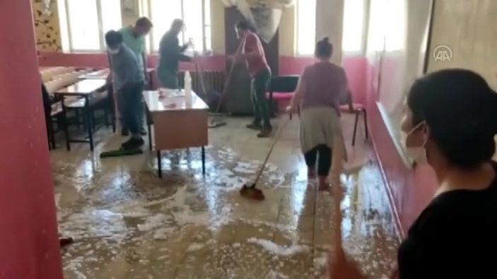 Muş'ta öğretmenler okulu sabunlu suyla yıkadı