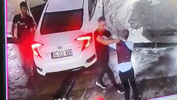 Bursa'da dövülerek araçtan atıldıktan sonra başka bir aracın çarptığı şahsın darp görüntüleri kamerada