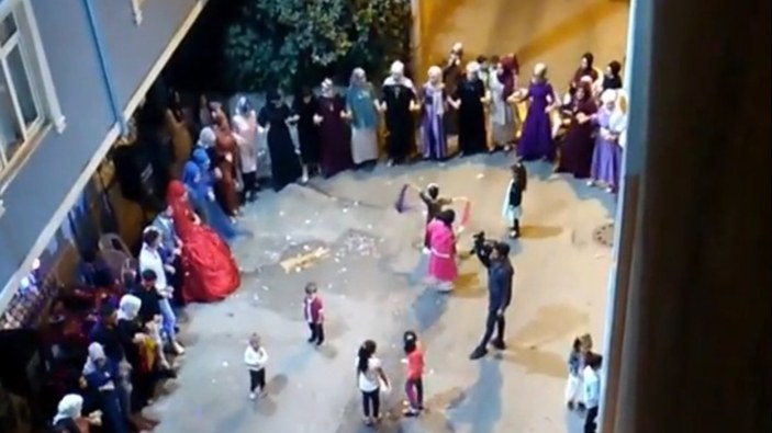 Bursa'da halay çekilen düğünü polis bastı