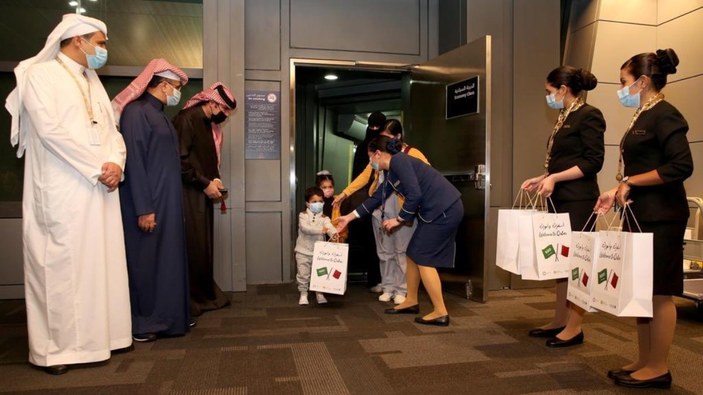 İlk Suudi Arabistan uçağı Katar'a ulaştı