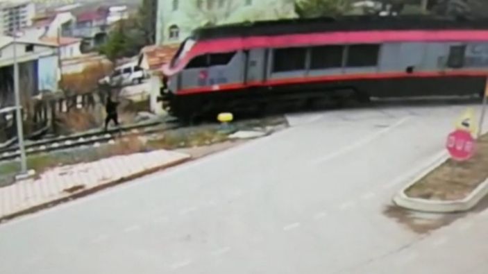 Amasya'da yolun karşısına geçmek isterken trenin altında kaldı
