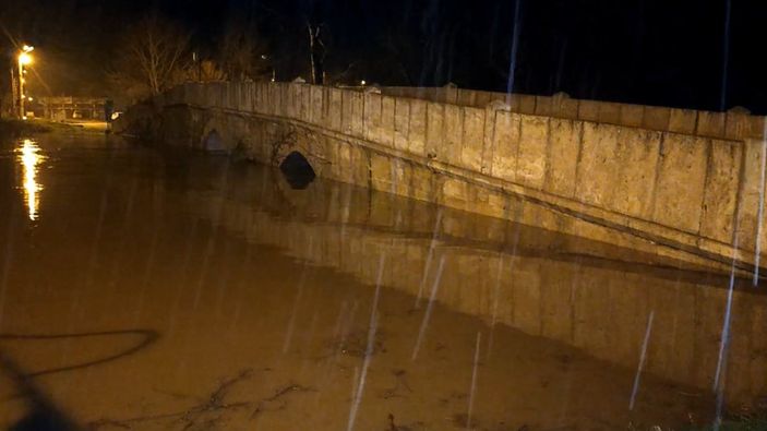 Edirne'de sağanak yağış sonrası Tunca Nehri taştı