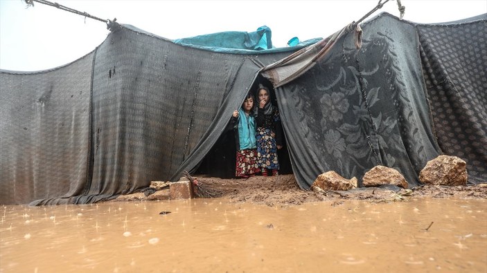 İdlib'de yerlerinden edilen sivillerin çadırları su altında kaldı