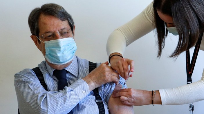 Nikos Anastasiadis, koronavirüs aşısının ikinci dozunu yaptırdı