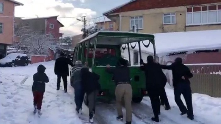 İBB’nin cenaze aracını karlı yolda vatandaşlar itti
