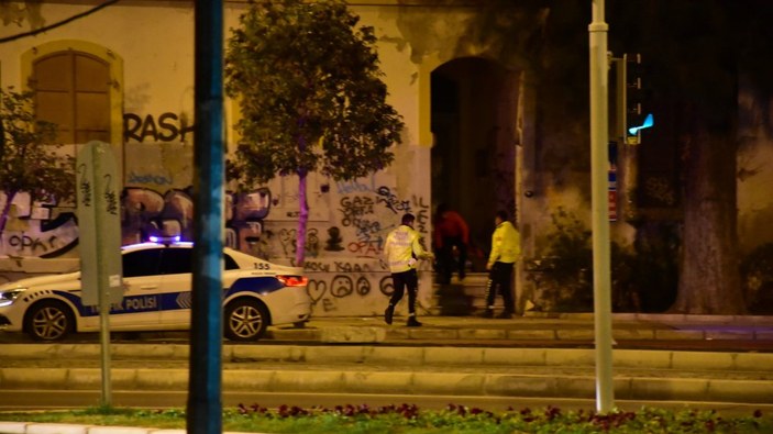 İzmir'de evsiz vatandaşa yardım eden polisler