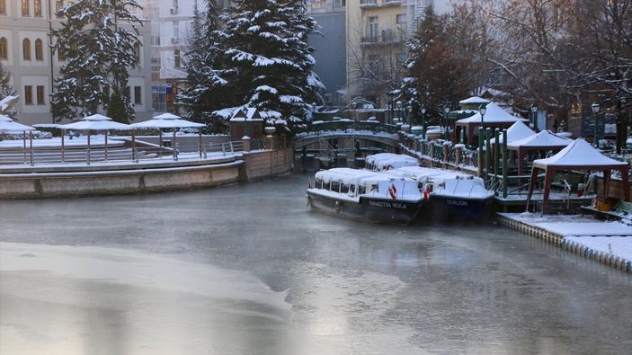 Eskişehir'den geçen Porsuk Çayı buz tuttu