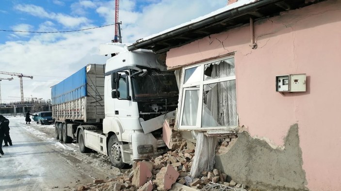 Elazığ'da eve çarpan tır sürücüsü yaralandı