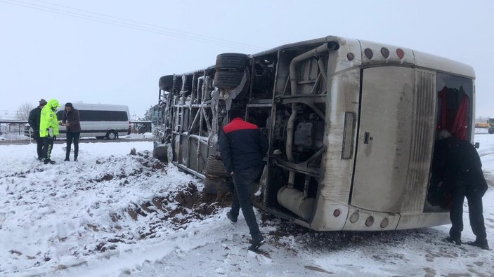 Diyarbakır'daki midibüs, karda devrildi