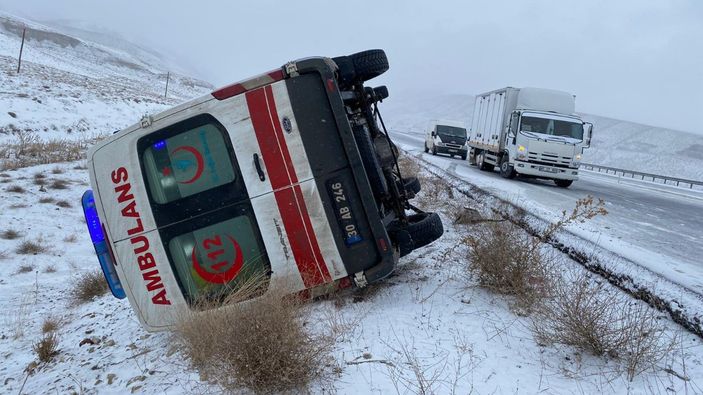 Van'da ambulans buzlanan yolda devrildi