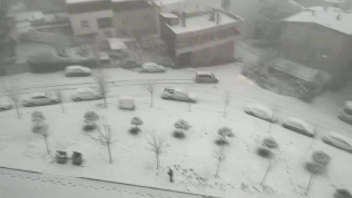Bursa'da aracın evin bahçesine uçma anı
