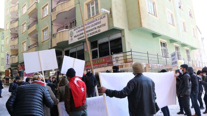 HDP'liler Hakkari'deki 'evlat' eylemini engellemek için seçim müziği çaldı