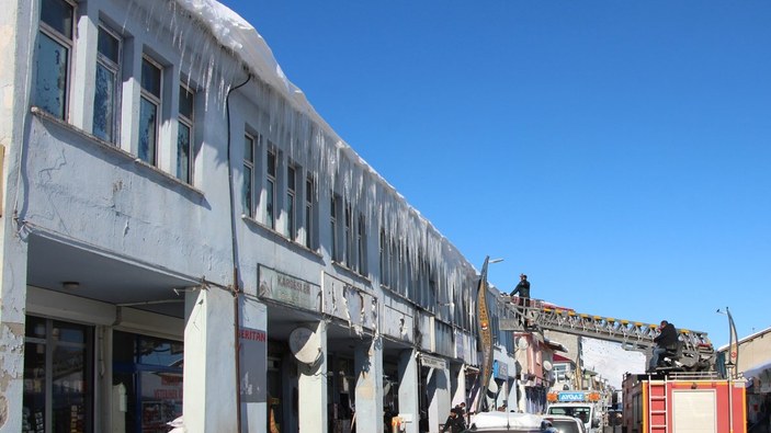 Karlıova'da buz sarkıtları, itfaiye tarafından temizleniyor