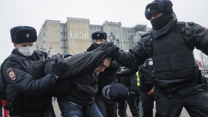 İngiltere'den Rusya'ya: Barışçıl gösterilerde gözaltına alınanları serbest bırakın