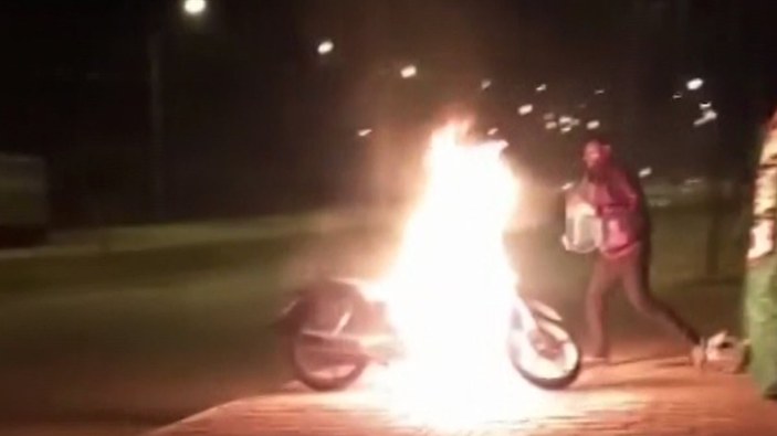 Antalya'da yanan motosikletini damacanadaki suyla söndürmeye çalıştı