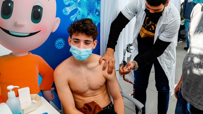 İsrail, gençlere koronavirüs aşı uygulamasını başlattı