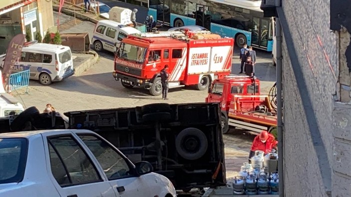 İstanbul'da tüp dolu kamyon devrildi