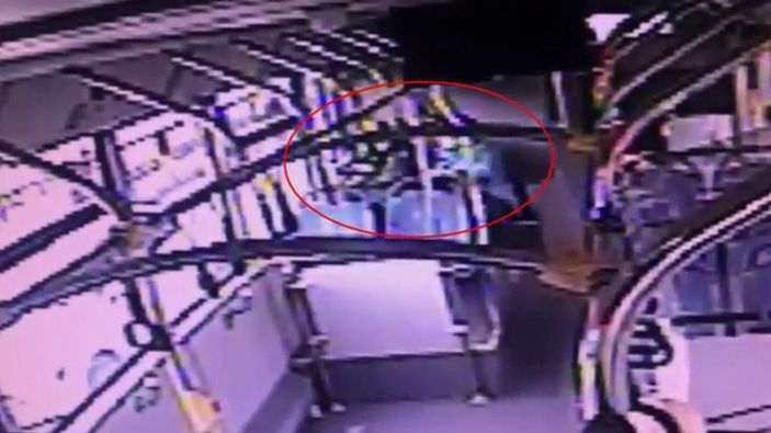 Metrobüste unutulan çantayı alan şüpheli kamerada