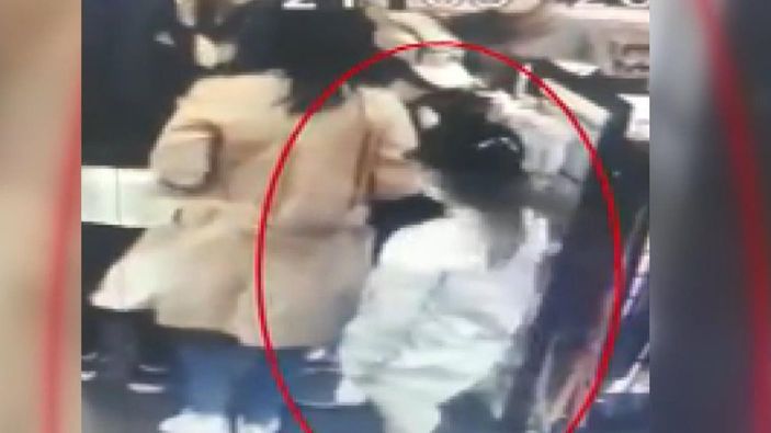 Şişli'de kız çocuğunun yankesicilik anı kamerada