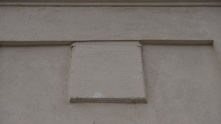 İstanbul'daki tarihi caminin 259 yıllık güneş saatine badana yapıldı
