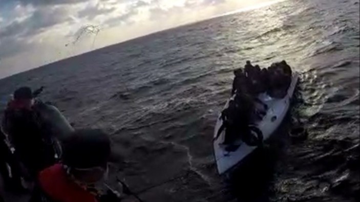 Mersin'de su alan teknedeki 16 göçmen karaya çıkarıldı